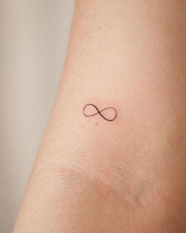 Tatuaggio del braccio con l'infinito di @orma_tattoo
