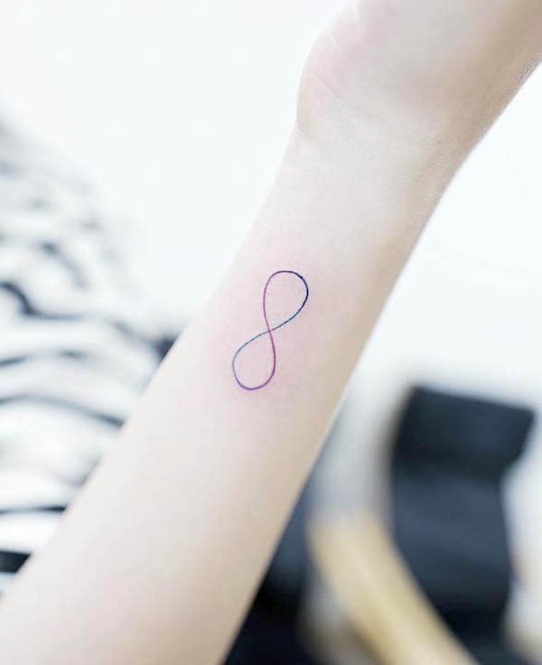 Piccolo tatuaggio infinito arcobaleno di @tattooist_banul