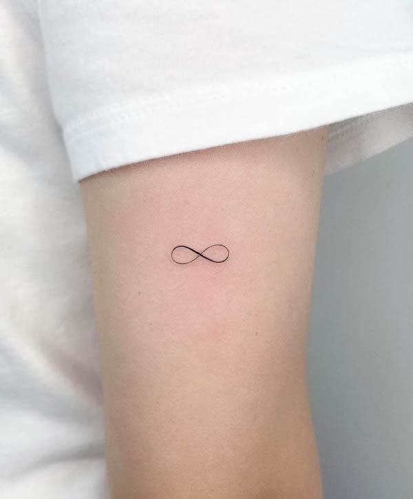 Piccolo tatuaggio infinito sul braccio di @sop_tattoo