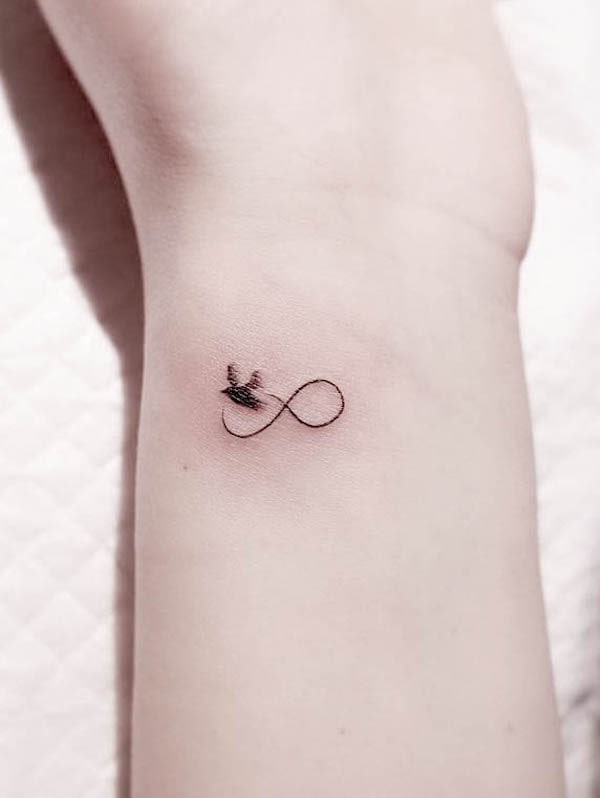Piccolo e semplice tatuaggio con uccello infinito di @wittybutton_tattoo