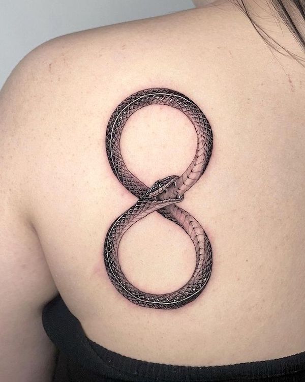 Tatuaggio con simbolo dell'infinito ouroboros di @hangang_tattooz