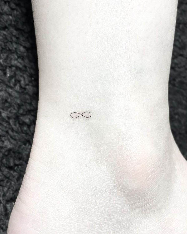 Tatuaggio alla caviglia Super small infinity di @sop_tattoo