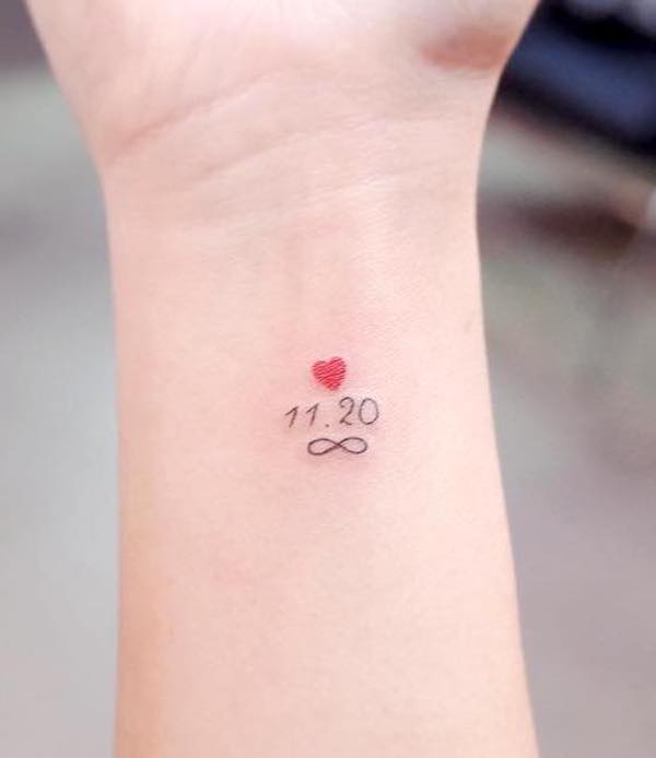 Tatuaggio infinito con data da @wittybutton_tattoo