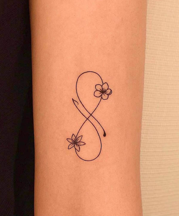 Tatuaggio Girly infinity di @women.tattoo.tehran