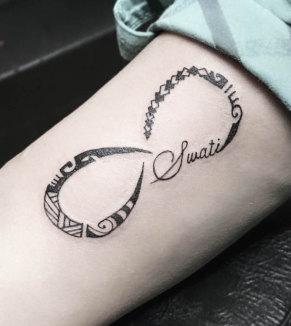 Tatuaggio tribale dell'infinito di @ektatattooart