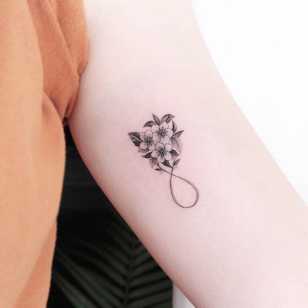 Elegante tatuaggio floreale infinito di @tattooist_gree