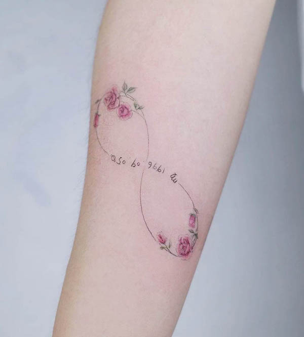 Tatuaggio con il simbolo della rosa infinita di @jiayu77121