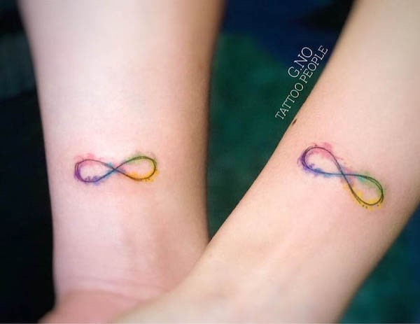 Tatuaggi infiniti acquerellati abbinati di @gno_tattoopeople