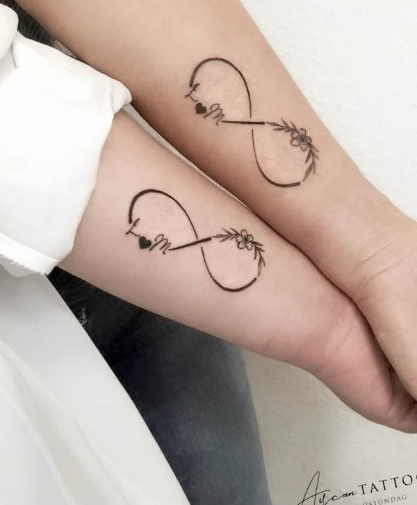 tatuaggi di coppia con le iniziali dell'infinito di @aycan_tattoo