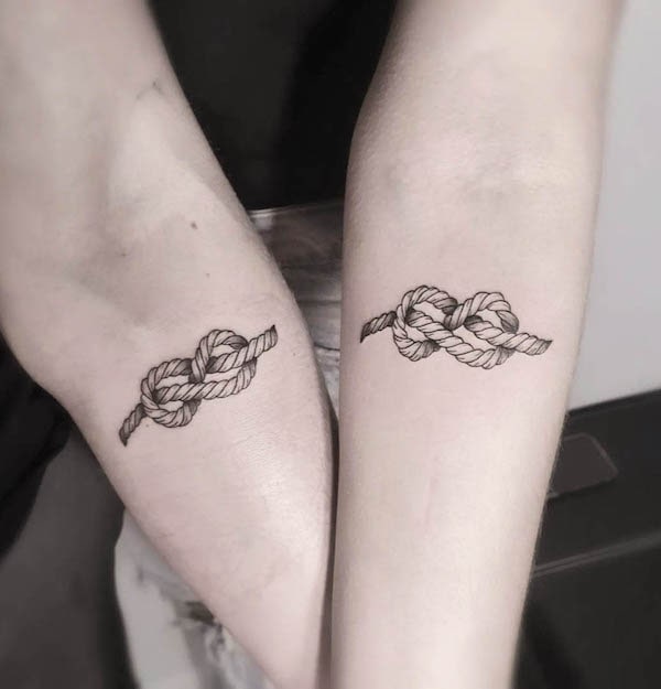 Tatuaggi con nodo infinito di @kristellatattoo