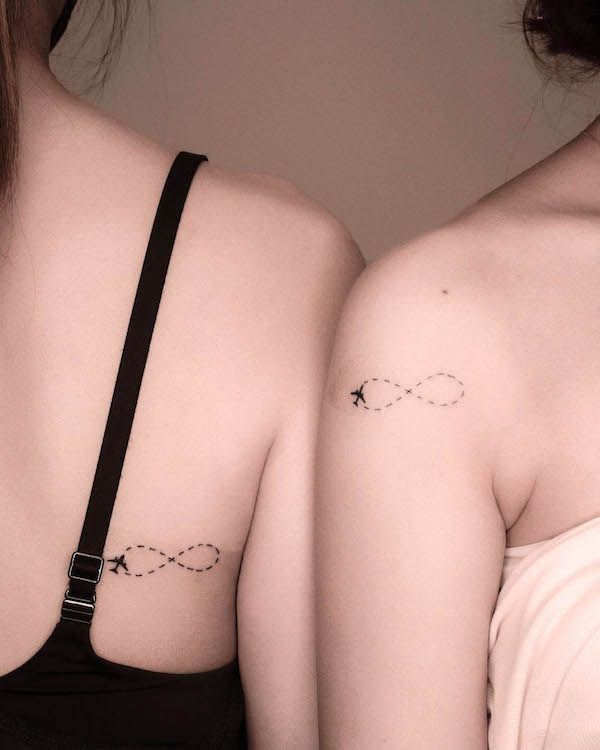 Tatuaggi di aerei con il simbolo dell'infinito per i migliori amici da @eat_my_pen