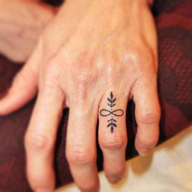 Un tatuaggio a forma di anello infinito di @lovecrafttattoo- Idee di tatuaggio per dita delicate
