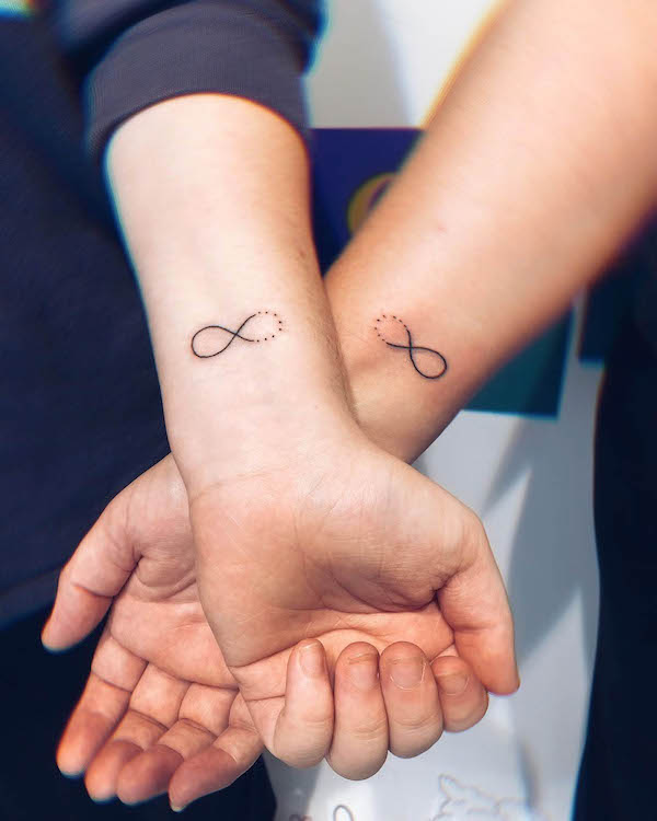 Tatuaggi infiniti abbinati di @stayte_di_arte