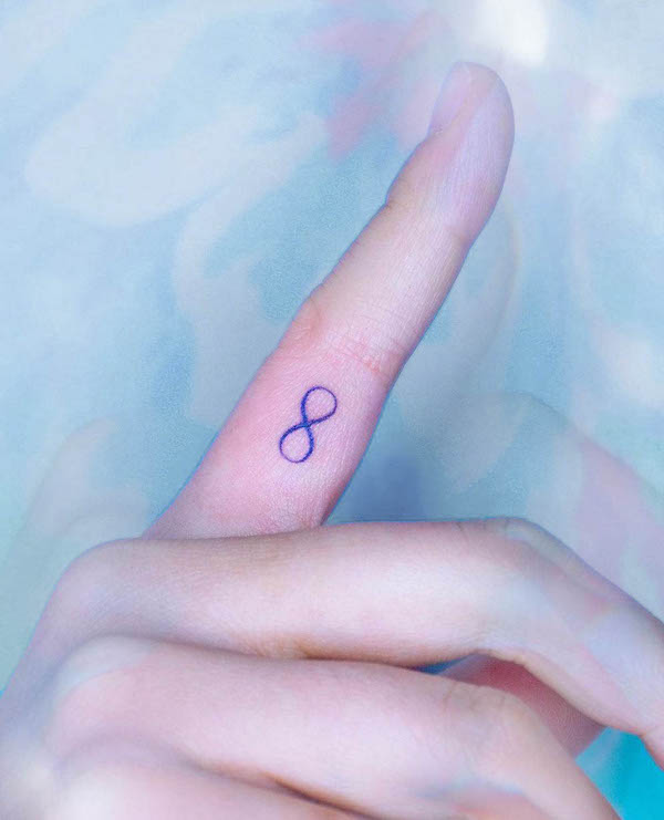 Piccolo tatuaggio con simbolo dell'infinito sulle dita di @tattooist_chio