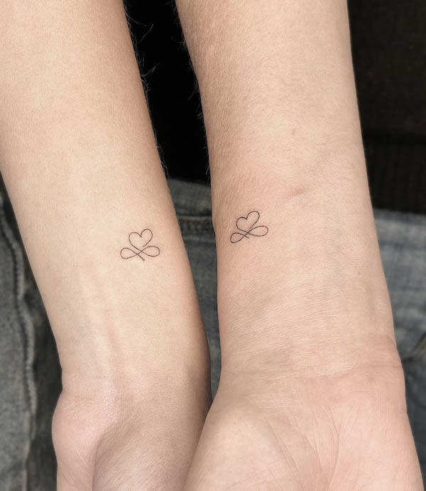 Tatuaggio con cuori piccoli di @tattoobychang