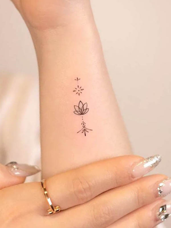 Piccolo tatuaggio a forma di loto di @handitrip