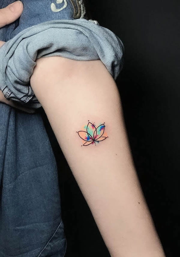 Piccolo loto tatuato da @zumre_kiricilar_official