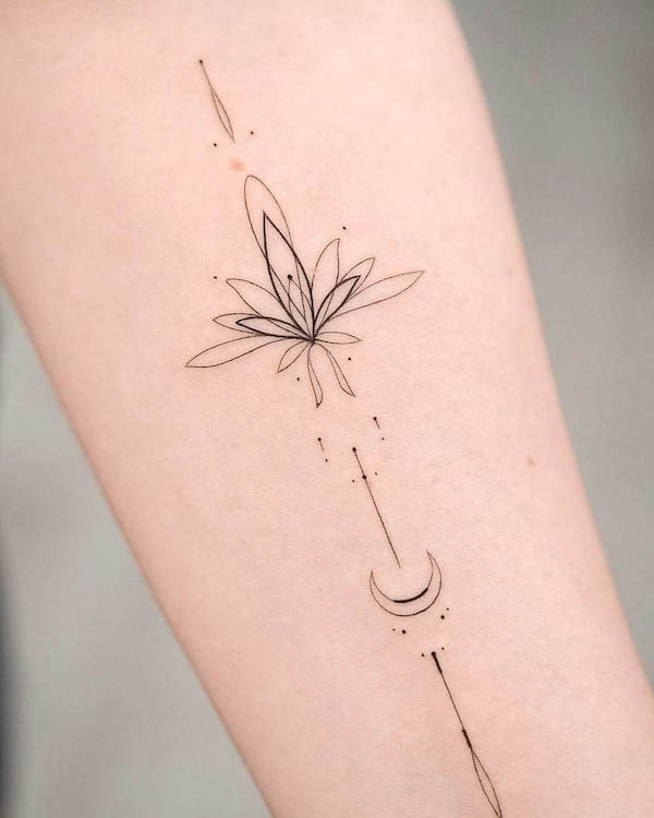 Piccolo tatuaggio di loto di @arinatattoo