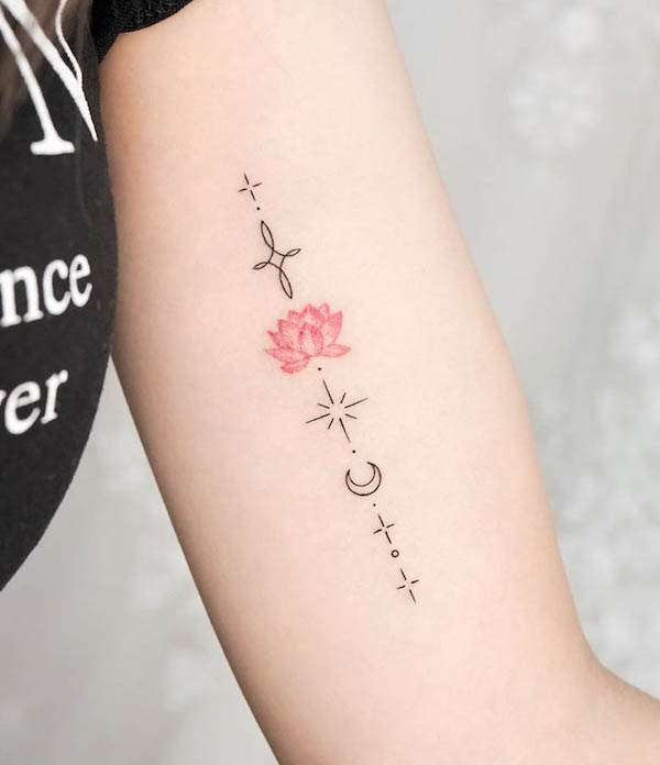 Piccolo tatuaggio a forma di loto di @simya_tattoo