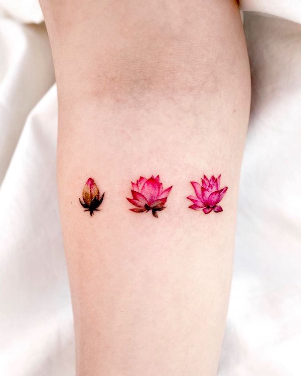 Piccolo loto tatuato da @donghwa_tattoo