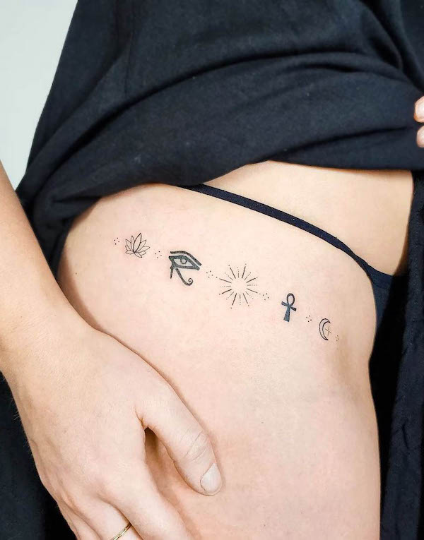 Piccolo tatuaggio a forma di loto di @daniel.nabil_ink