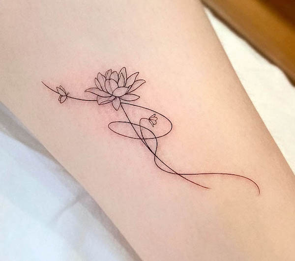 Piccolo tatuaggio a forma di loto di @yeowool_tattooer