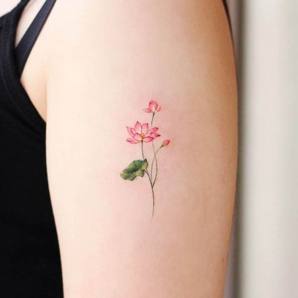 Piccolo loto tatuato da @vane.tattoo