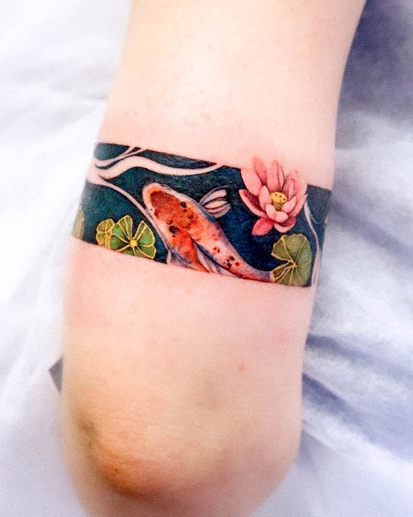 Tatuaggio con pesce Koi e loto di @yshiww