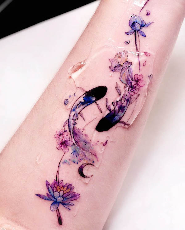 Tatuaggio con pesce Koi e loto di @seolheetattoo