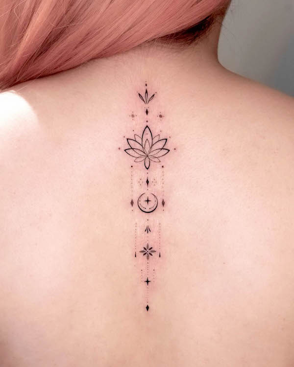 Tatuaggio con piccoli simboli e loto di @ink_billow