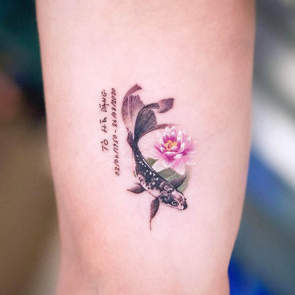 Tatuaggio di pesce koi e loto di @daldam__
