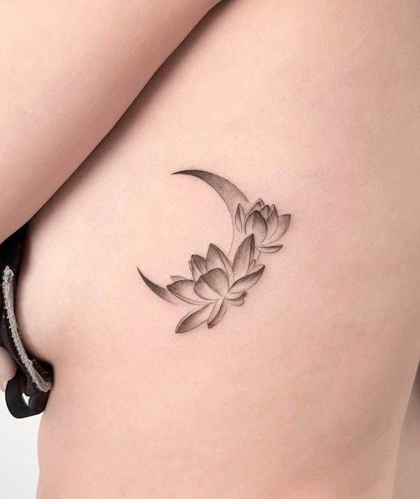 Tatuaggio con luna e loto di @maro_ink
