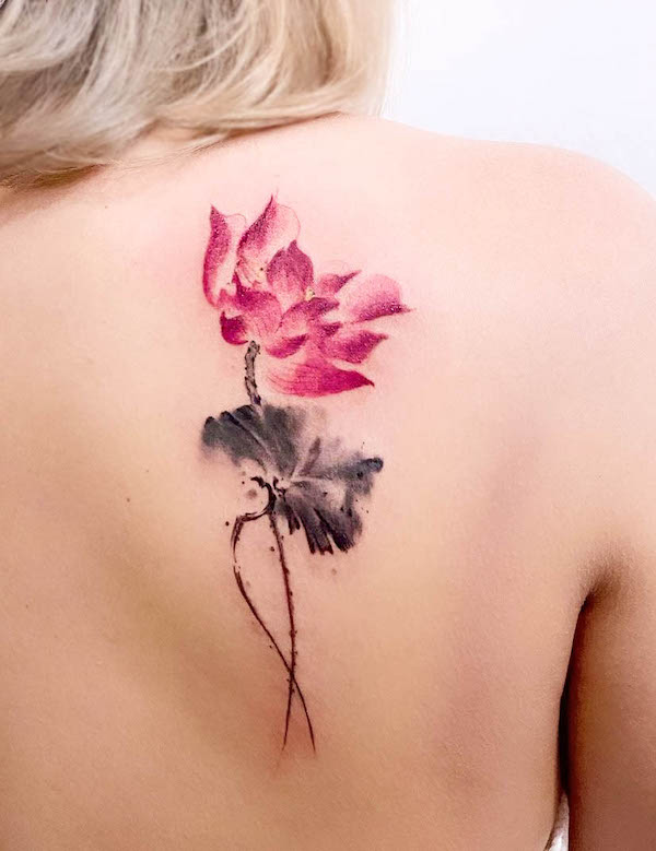 Tatuaggio stile loto con lavaggio a inchiostro di @florasummertattoo