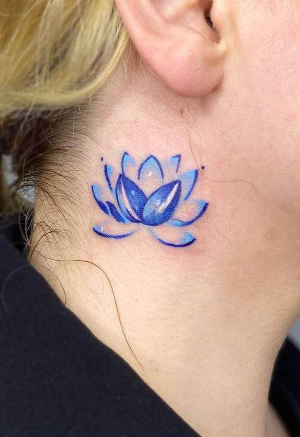 Tatuaggio del collo con loto blu di @sellcanayvck