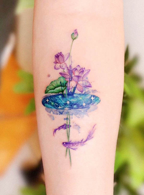 Tatuaggio con pesce Koi e loto di @peria_tattoo