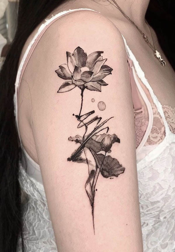 Tatuaggio artistico del loto nero di @moku_ttt