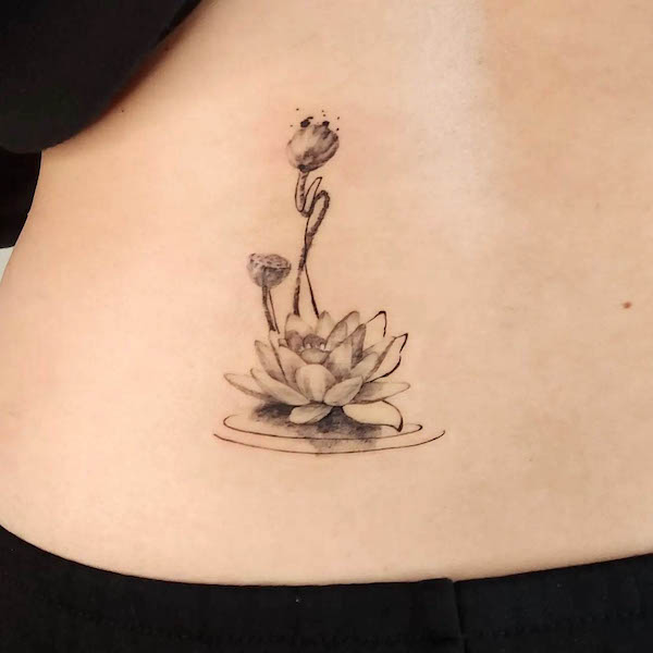 Tatuaggio loto nero fluttuante di @choiwoo.tattoo