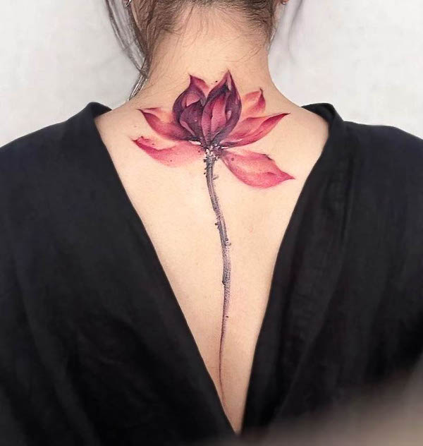 Tatuaggio della spina dorsale del loto a colori in grassetto di @iriss_tattoo