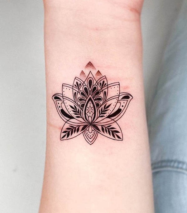 Tatuaggio Mandala lotus di @tattoo_artist_olive