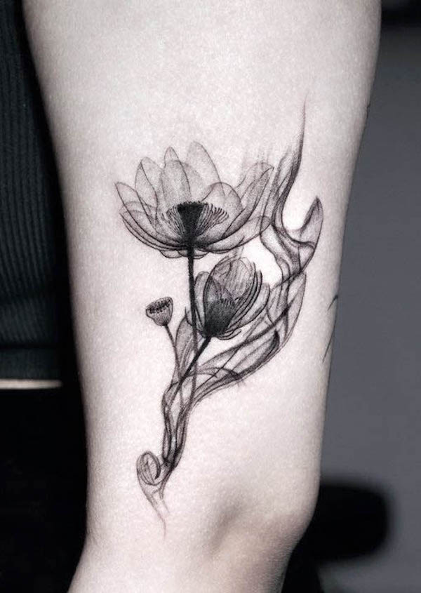 Tatuaggio a forma di loto nero scorrevole di @e.bin_ink