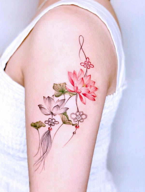 Tatuaggio con loto orientale di @tattooist_arun