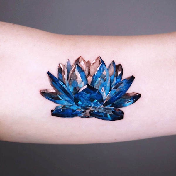 Tatuaggio Crystal lotus di @tattooist_coldy