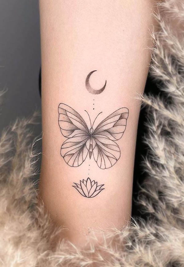 Tatuaggio con farfalla lunare e loto di @ladnie.ink