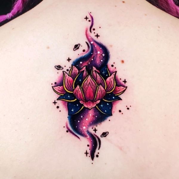 Tatuaggio della schiena con loto in grassetto di @spray.day