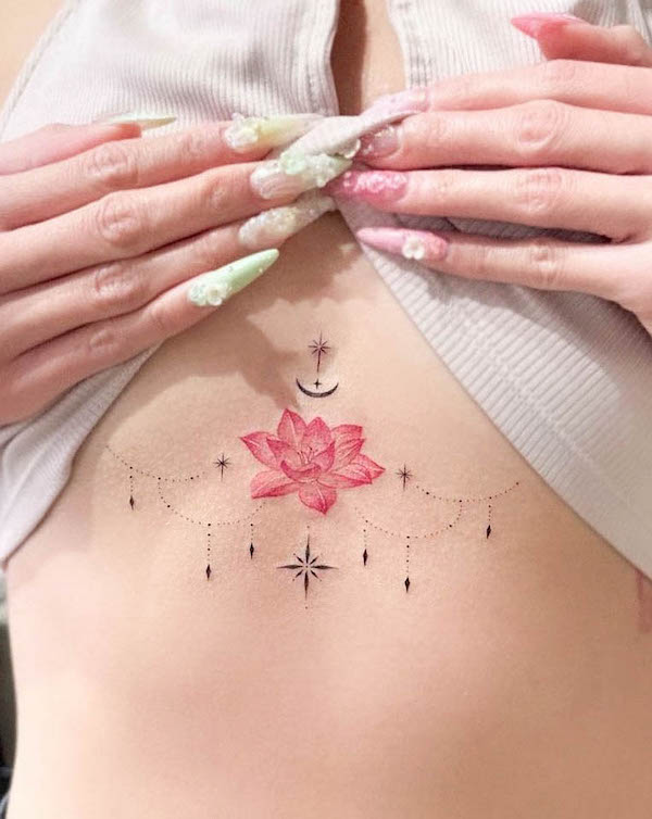 Tatuaggio dello sterno con loto ornamentale di @e.hyang_.tattoo