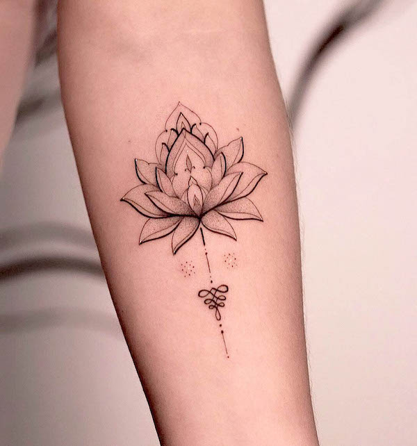 Semplice tatuaggio a linee sottili di loto di @toytattoo