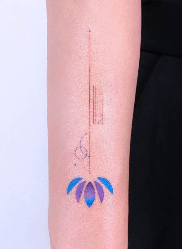 Tatuaggio geometrico con loto di @ida.minimal