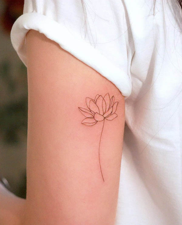 Tatuaggio semplice a linee sottili di loto di @won_tattooer