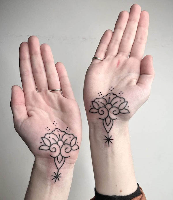 Tatuaggi abbinati con palma di loto di @sherinmariemavi