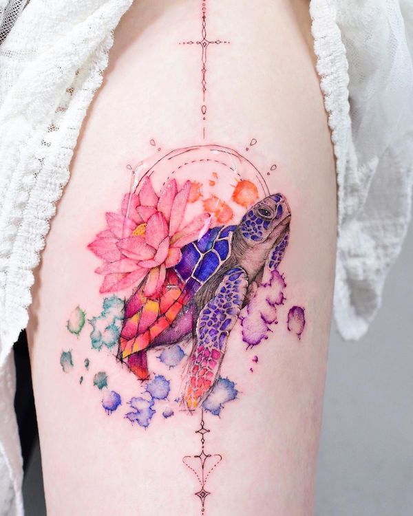Tatuaggio con tartaruga e loto di @yerae_tt